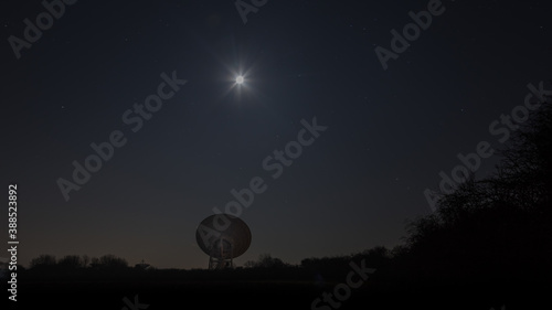 Cuadro en lienzo Is Anybody Out There? Radio Telescope / Satellite dish pointing up into the night sky