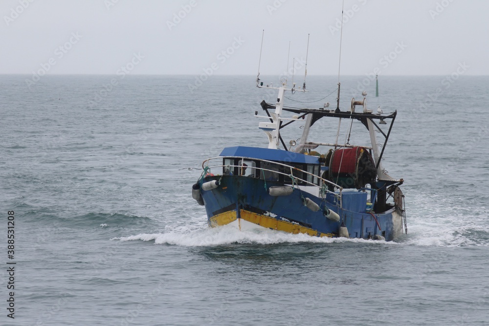 Naklejka premium chalutier en mer