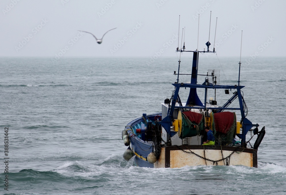 Naklejka premium chalutier navigant en mer au large du Guilvinec en Bretagne