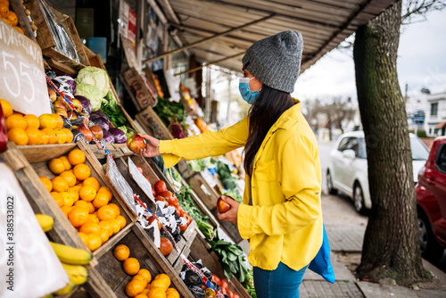 Valokuva Woman Buying in Street Market