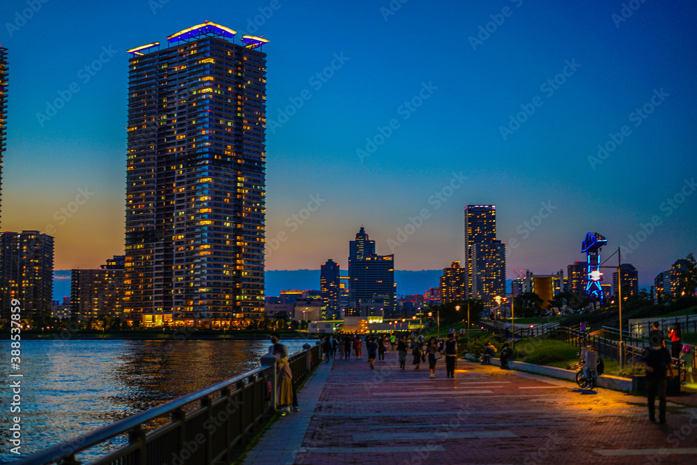 Fototapeta premium 東京都中央区の高層マンション群と夕景