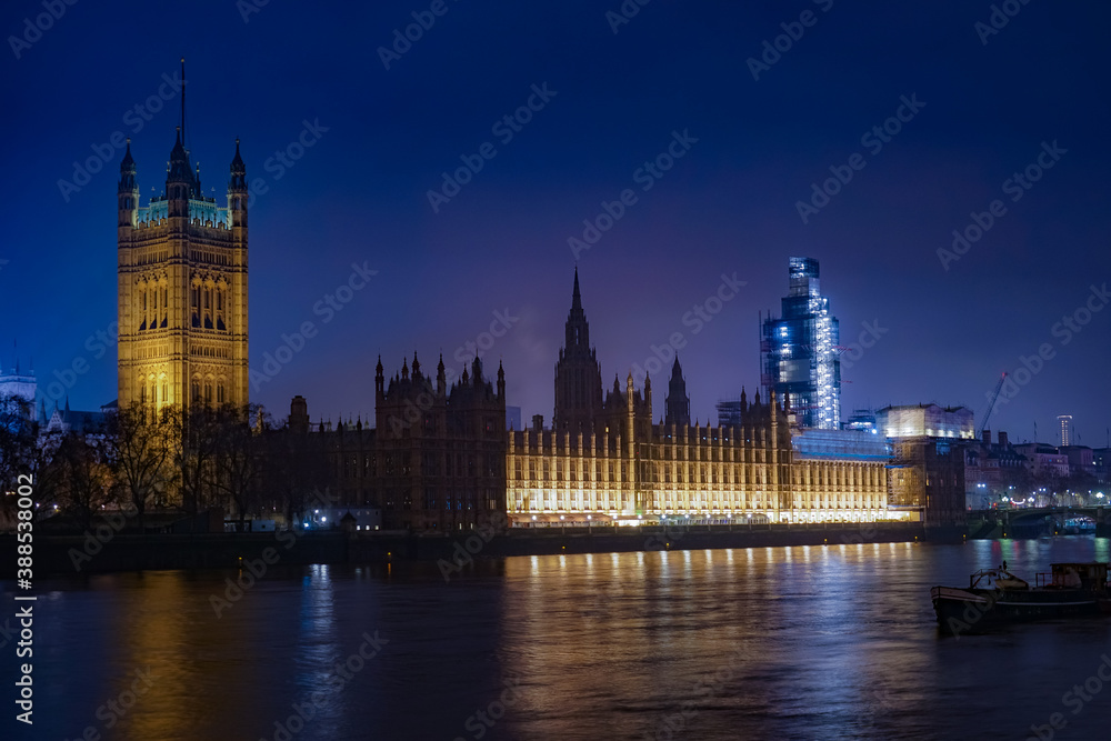 ウェストミンスター宮殿の夜景（イギリス・ロンドン）