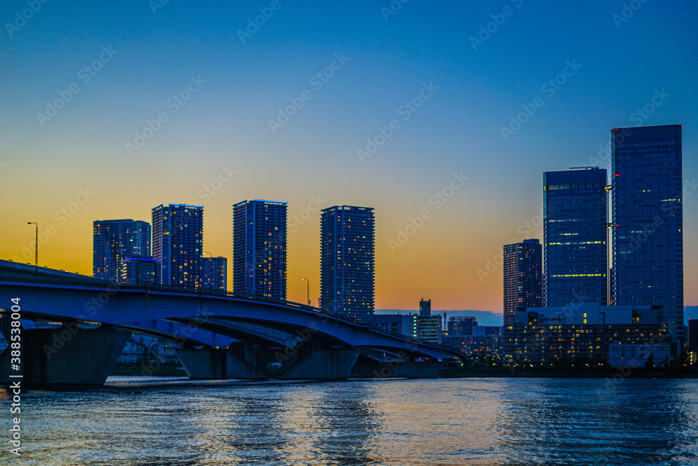 Fototapeta premium 東京都中央区の高層マンション群と夕景