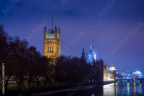 ウェストミンスター宮殿の夜景（イギリス・ロンドン）
