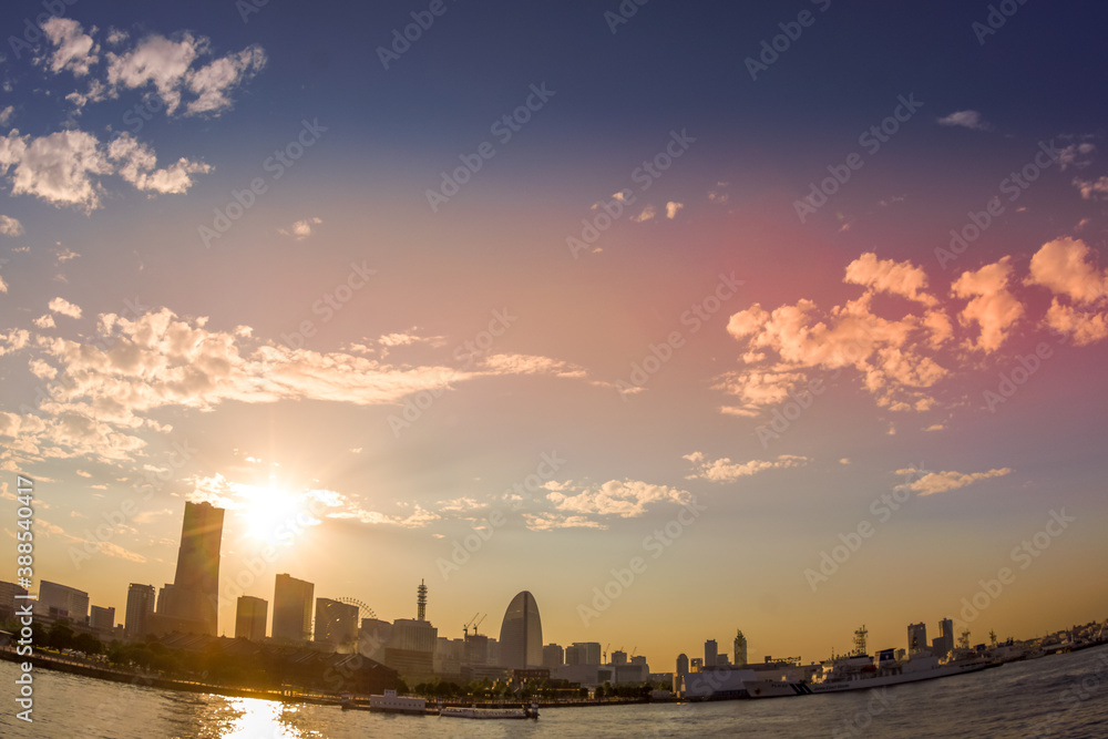 横浜の街並みと夕暮れの太陽
