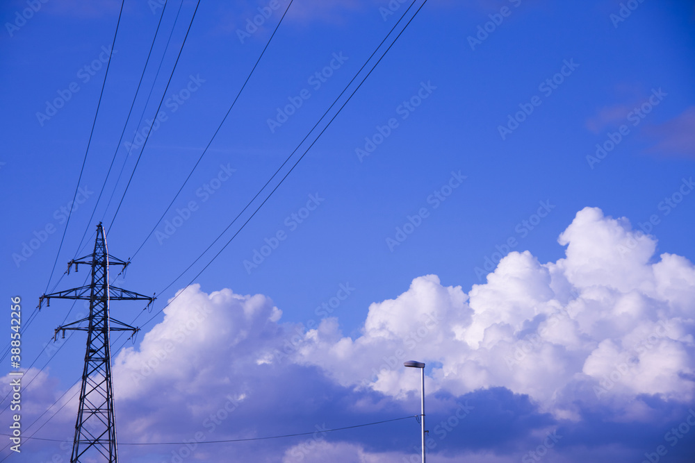 青空と夏の雲と鉄塔