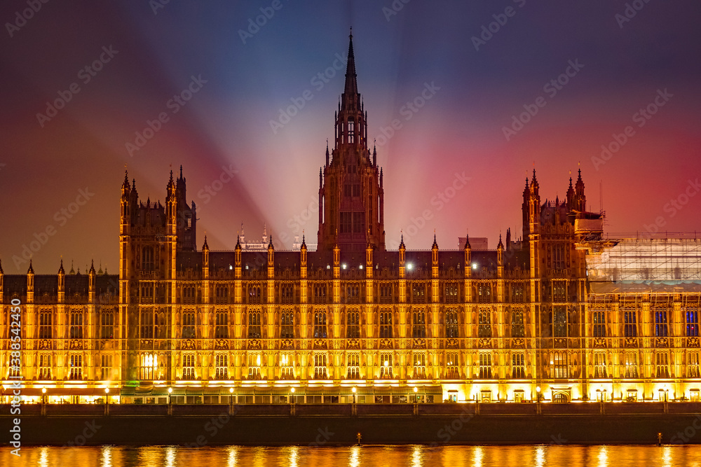 Fototapeta premium ウェストミンスター宮殿の夜景（イギリス・ロンドン）