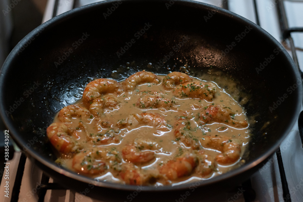 Cocción de langostinos a la provenzal con crema Cocción de langostinos a la provenzal con crema
