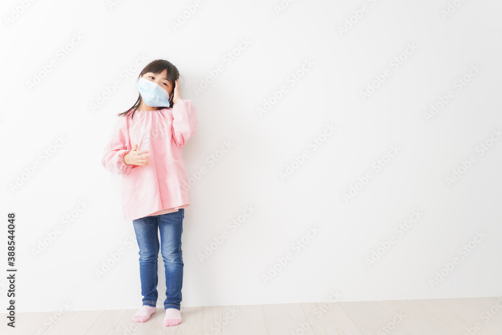 マスクを付けた幼稚園児の女の子 Stock Photo Adobe Stock