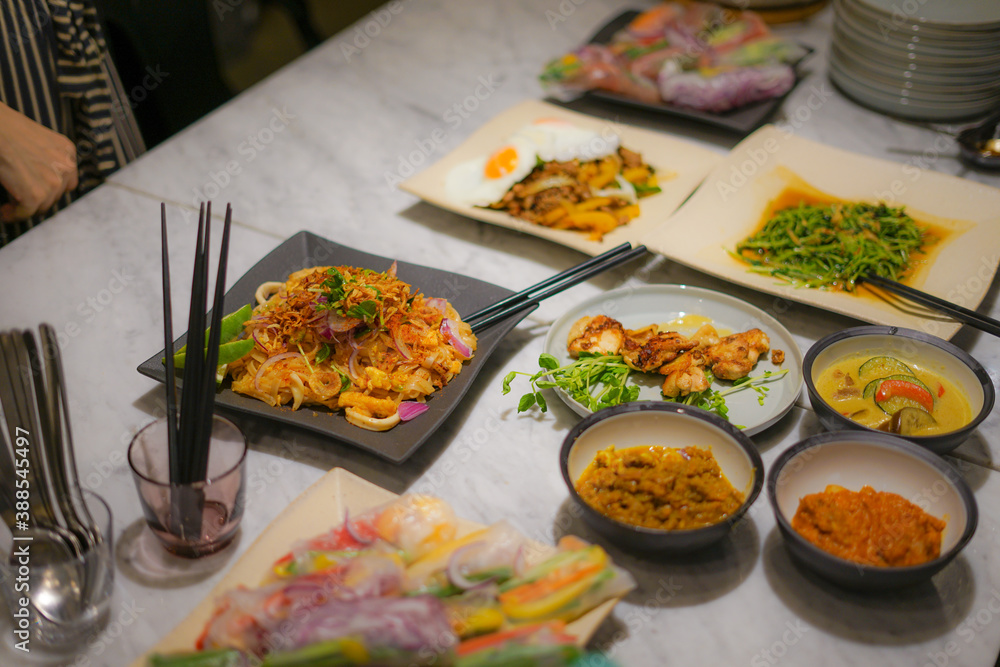 皿に盛り付けられたタイ料理 皿に盛り付けられたタイ料理