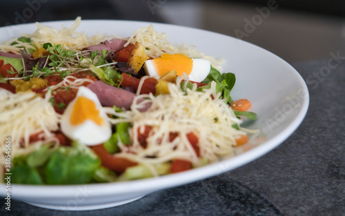 Gemischter Bio Salat Teller mit Tomaten, Eier, Schinken und Croutons, Produktbild, Low Carb Diät
