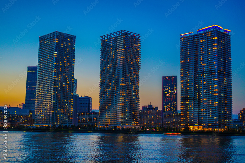 東京都中央区の高層マンション群と夕景