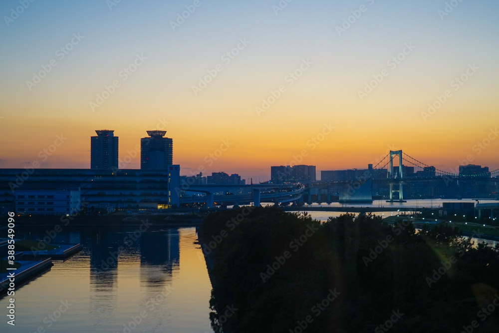 Naklejka premium 東京都お台場の街並みと夕景