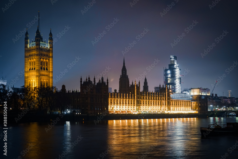 Fototapeta premium ウェストミンスター宮殿の夜景（イギリス・ロンドン）