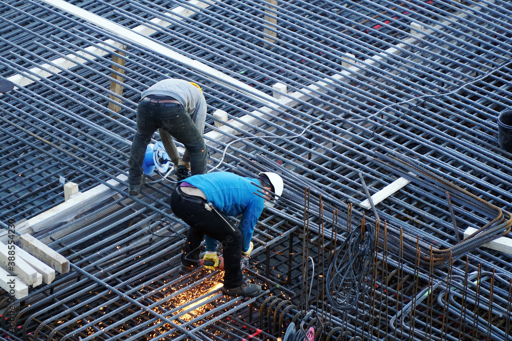 Bauarbeiter auf Baustelle treffen Vorbereitung für Stahlbeton bei Hausbau