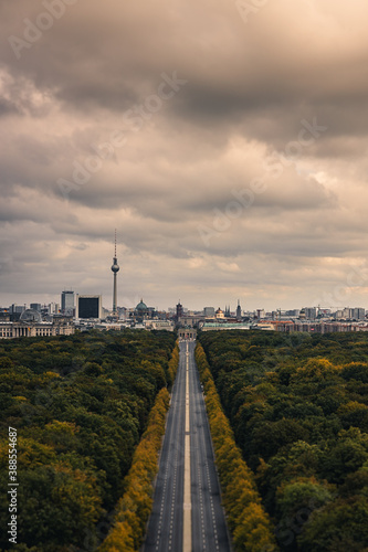 Panorama Aussicht auf die Hauptstadt von Deutschland von der Siegessäule in Berlin. Ohne Autos Corona bedingt. Lockdown