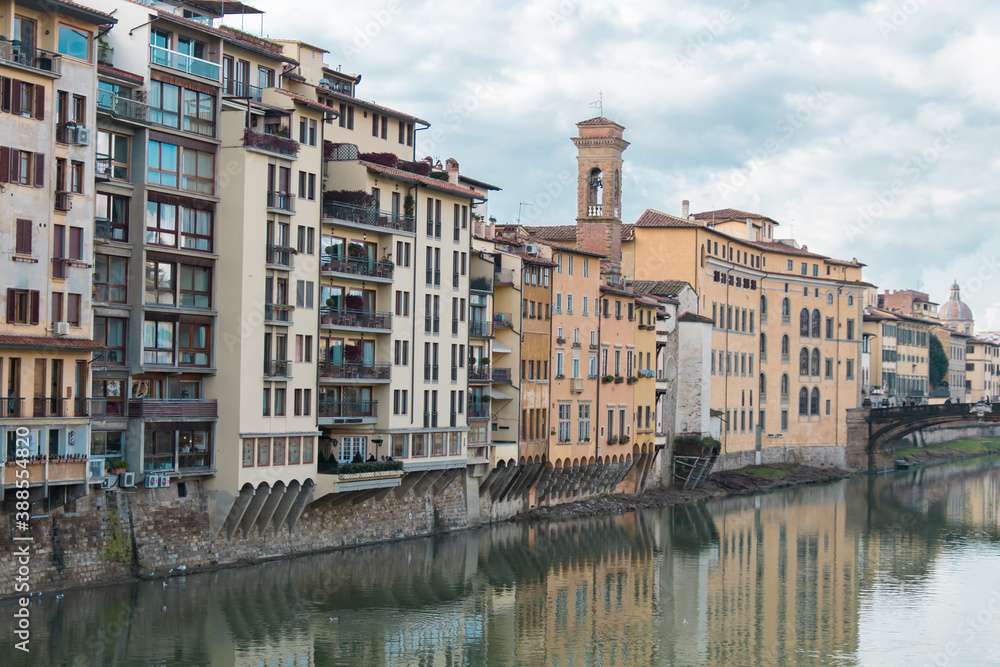 Houses at the edge of the Arno River