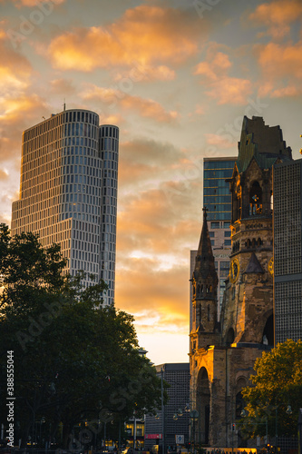 Berliner Frauenkirche während der Corona Zeit, Lockdown. Abenddämmerung mit malerischem Sonnenuntergang