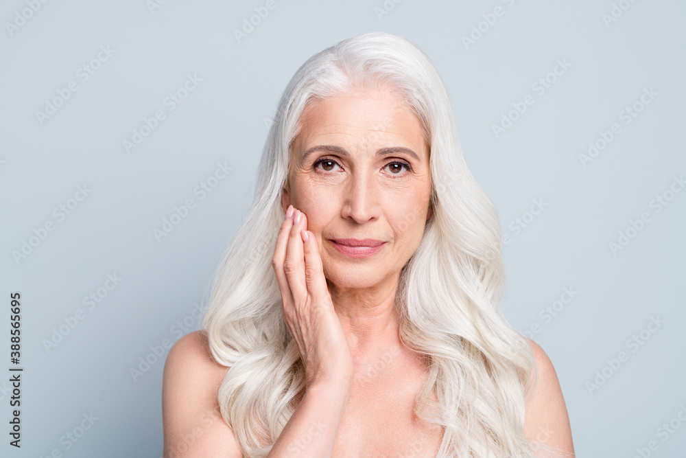 Φωτογραφία Close up photo of beautiful tender aged lady spa salon treatment cream applying