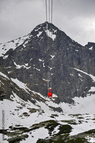 Czerwony wagonik kolejki górskiej - wciąg narciarsko turystyczny na szczyt w Tatrach Słowackich
