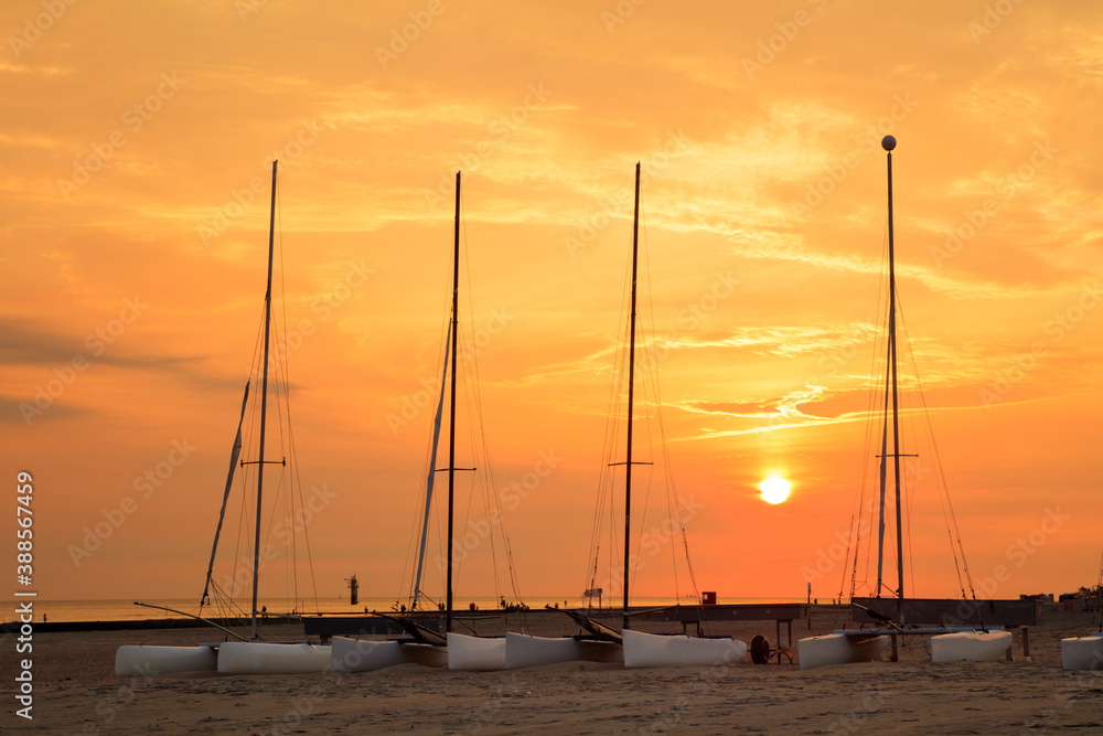 Sonnenuntergang über dem Südstrand, Borkum, Ostfriesische Insel, Ostfriesland, Niedersachsen, Deutschland Sonnenuntergang über dem Südstrand, Borkum, Ostfriesische Insel, Ostfriesland, Niedersachsen, Deutschland