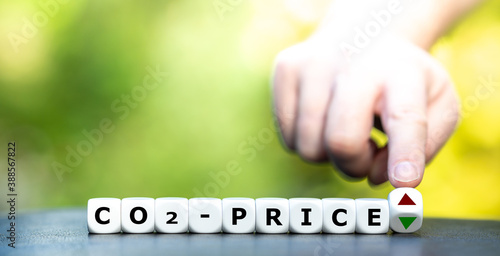 Symbol for an increasing CO2 price. Dice form the expression "CO2-price".