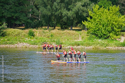 stand up padding in der Mannschaft auf der Elbe in Magdeburg