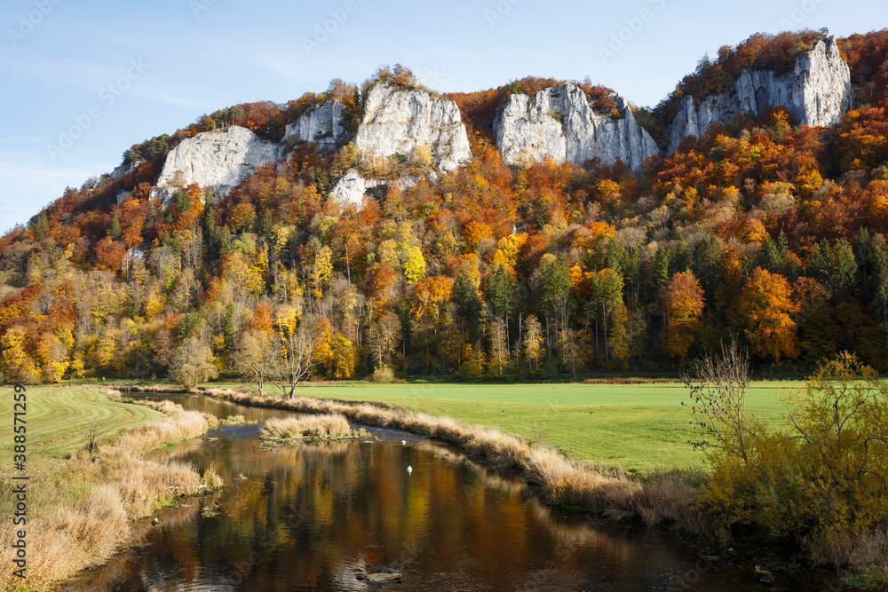 Ausblick auf die Donau und Wagenburg-Felsen bei Hausen i. T. im Oberen Doautal Ausblick auf die Donau und Wagenburg-Felsen bei Hausen i. T. im Oberen Doautal