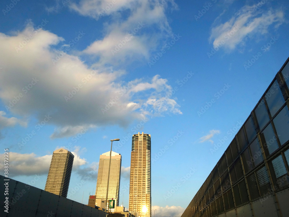 高層ビルと高層マンション