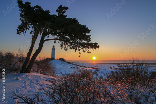 herrlicher Blick zum Leuchturm auf der traumhaft schönen Ostseeinsel Hiddensee im Winter