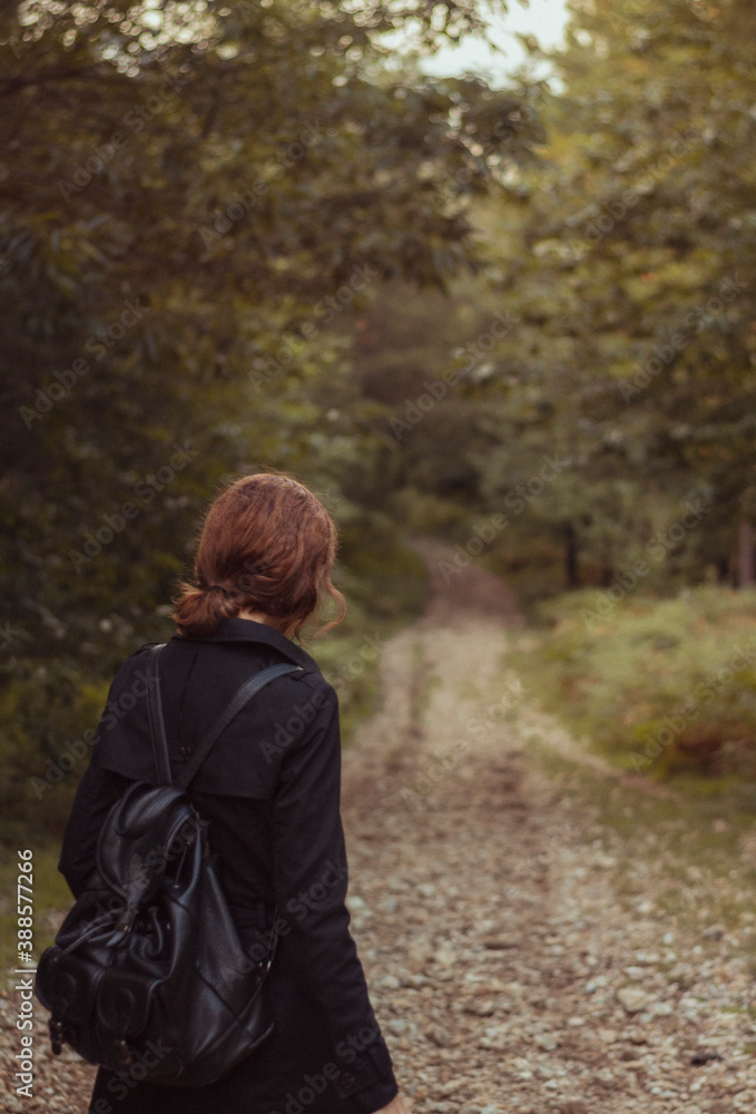 Mujer en el bosque Mujer en el bosque