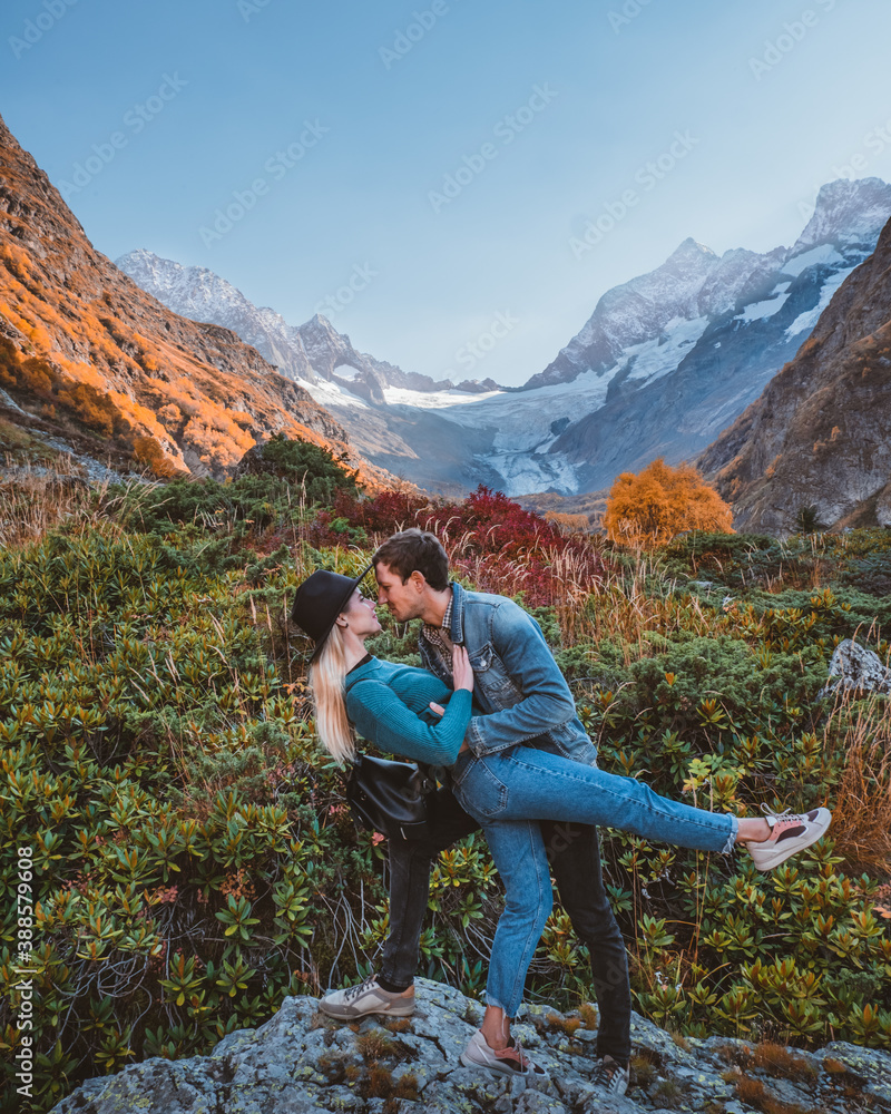 Fototapeta premium couple in the mountains