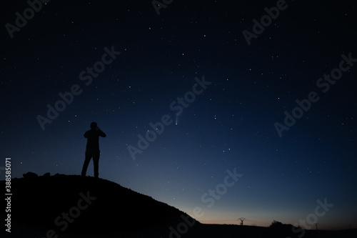Jeune Homme Observe Regarde Comète Ciel Étoile Sur Une Coline Un Soir d’été Constellations Heure Bleue Normandie