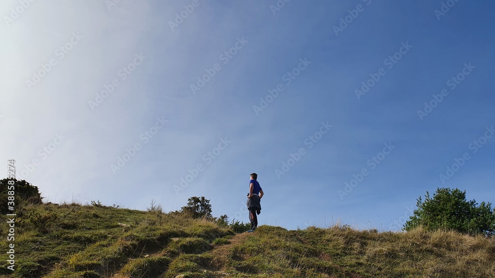 Fototapeta premium Mirando el camino a recorrer.