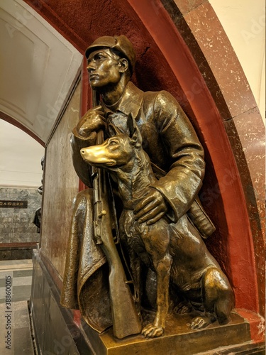 Statue inside the metro station called Ploschad Lenina photo