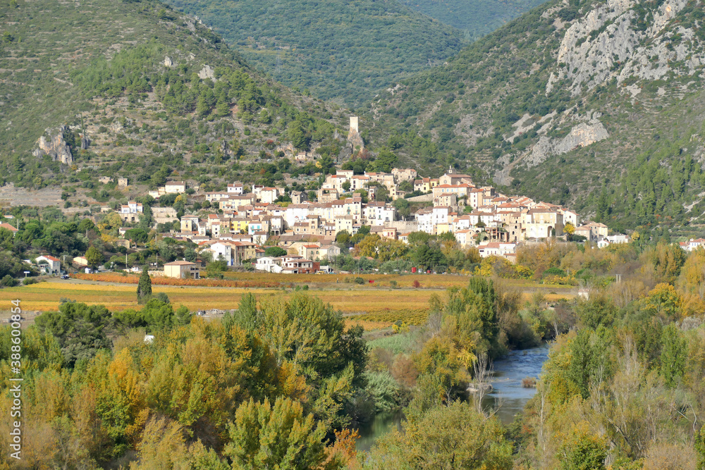 Le village de Roquebrun au bord de l’Orb