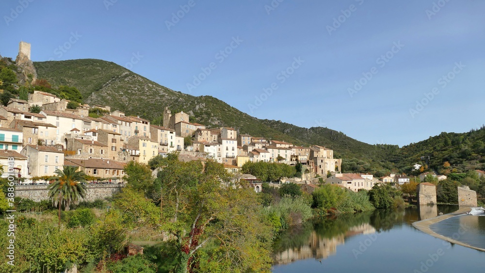 Le village de Roquebrun au bord de l’Orb