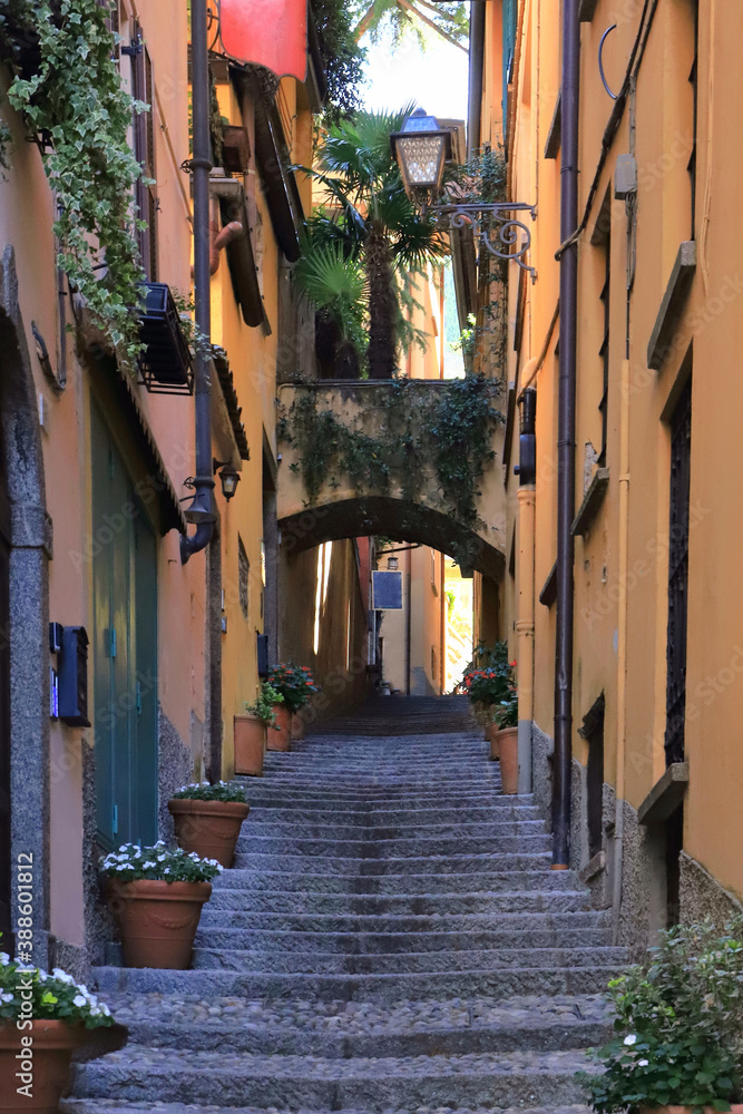 Obraz premium VICOLO A BELLAGIO IN ITALIA, ALLEY IN BELLAGIO VILLAGE IN ITALY