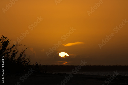 Foto Golden sunset with the sun almost gone on a clear day in the Caribbeans