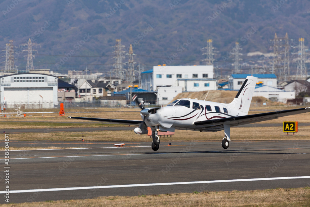 Fototapeta premium 離陸する小型機