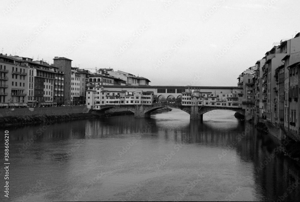 フェレンツェのアルノ川にかかるベッキオ橋