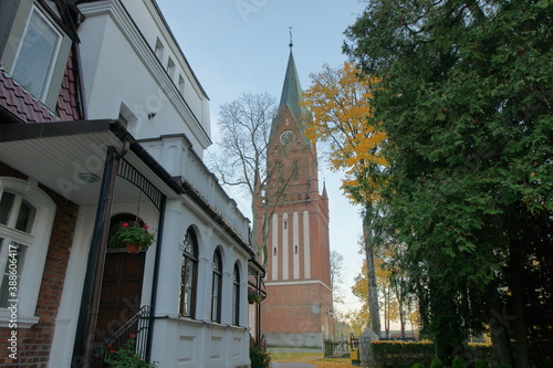 Polska - Mazury - Warmia - Gietrzwałd. Sanktuarium Maryjne. Wieża kościoła i plebania.