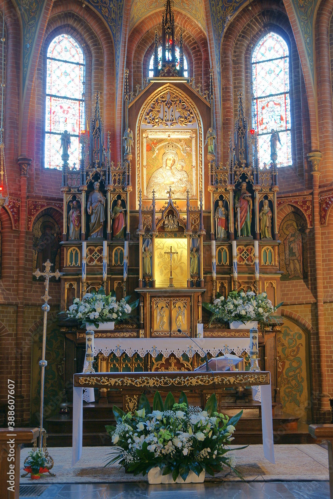 Obraz premium Polska - Mazury - Gietrzwałd. Sanktuarium Maryjne. Ołtarz i tabernakulum.
