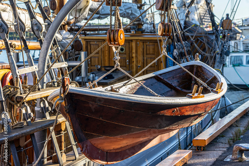 Schönes, altes Segelschiff mit hölzernem Beiboot / Rettungsboot im Hafen von Oslo, Norwegen