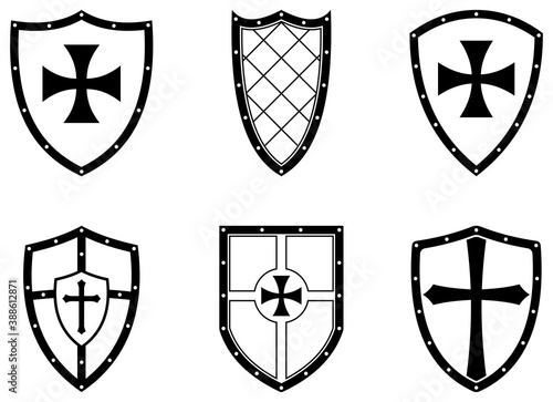 Ritter Schild Vektor Set in schwarz und weiß auf einem   Isolierter weißer Hintergrund.