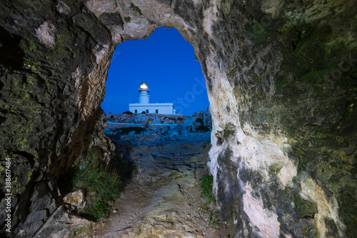 Vista nocturna del faro de Caballeria en Menorca 