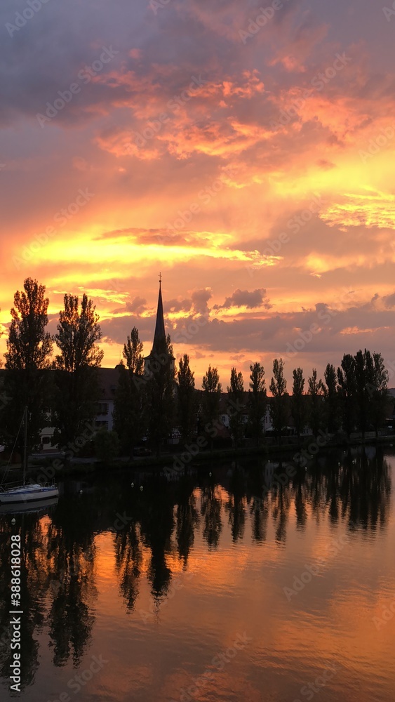 Wunderschöner Sonnenuntergang an einem Sommerabend - Juli 2018, Margetshöchheim, Bayern