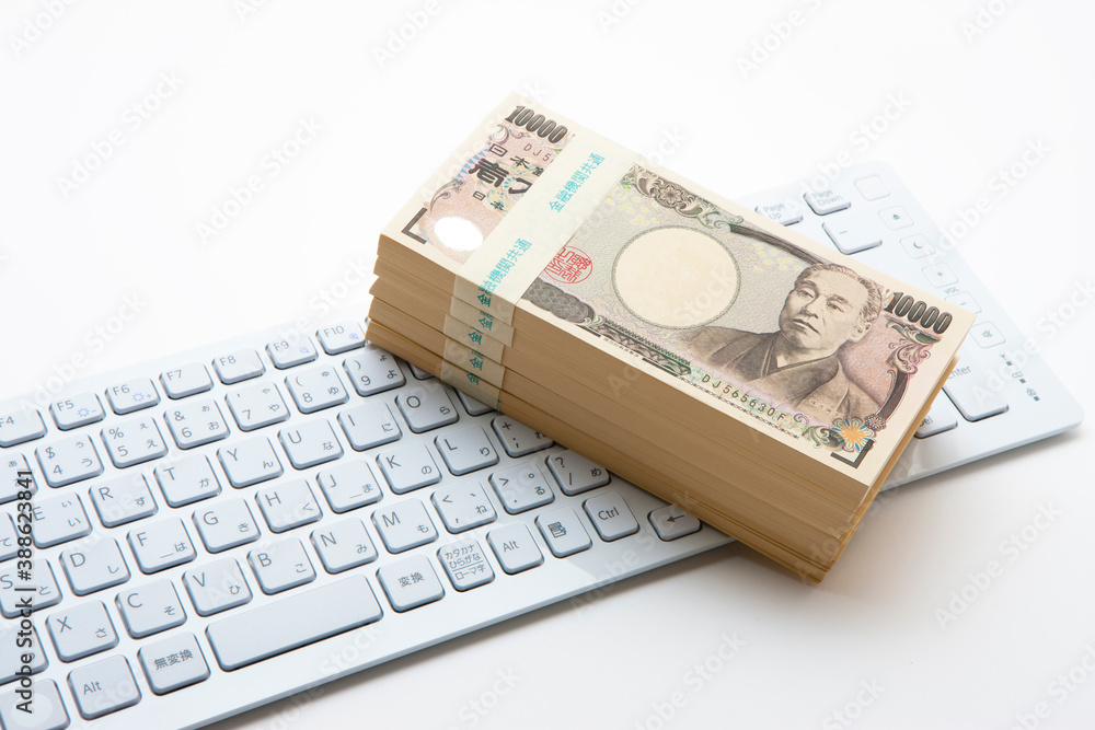 札束とキーボード 札束とキーボード