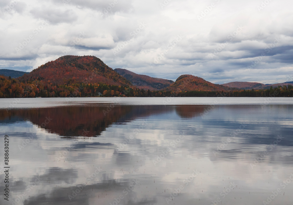 Naklejka premium Autumn lake