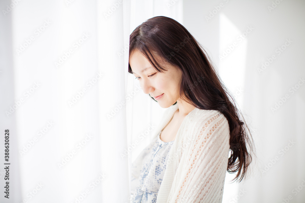 窓辺に立つ女性 窓辺に立つ女性